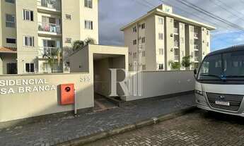 Imagem 2: Apartamento semi mobiliado para assumir financiamento com 02 dormitórios, cozinha com ilha