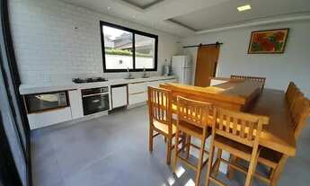 Imagem 4: Sobrado semimobiliado com 2 suítes para alugar, 220 m² por R$ 7.000/mês (pacote) - Condomí