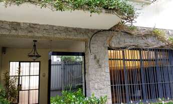 Imagem 4: Sobrado com quintal, três dormitórios, jardim e duas vagas de garagem. Próximo ao Clube Sí