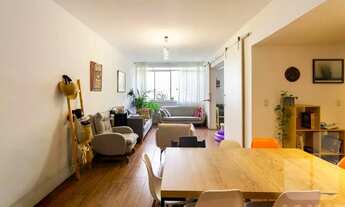 Imagem 2: Apartamento reformado, super bem localizado, com pé direito alto e lindos janelões!