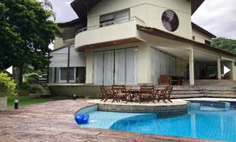 Imagem 2: Casa de condomínio, sobrado, possui 650 metros quadrados com 6 quartos