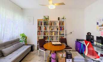 Imagem 7: Apartamento reformado, super bem localizado, com pé direito alto e lindos janelões!