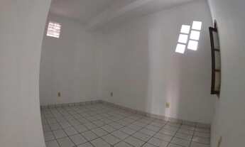 Imagem 4: Alugo Mª Ortiz casa térrea 2 quartos, copa, sol manhã, 1 vg, R$750,00 ótimo local!