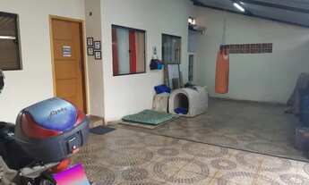 Imagem 2: CASA COM 3 DORMITÓRIOS SENDO 1 SUÍTE, ÁREA DE CHURRASQUEIRA E PISCINA EM JAGUARIÚNA-SP