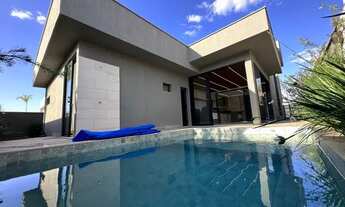 Imagem 2: Casa de condomínio para aluguel tem 233 metros quadrados com 4 quartos