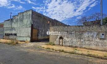 Imagem 2: Casa comercial disponível para venda no bairro Osvaldo Rezende em Uberlândia - MG
