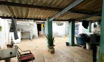 Imagem 4: Terreno com uma casa e uma edícula nos fundos