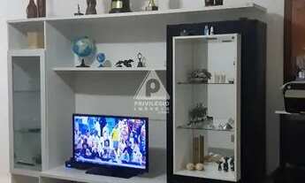 Imagem 2: Apartamento à venda no Leme, quarto e sala com dependência completa