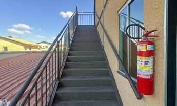 Imagem 6: Quarto grande com vista para o jardim conforto e natureza em um só lugar!