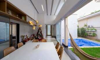 Imagem 3: Casa térrea mobiliada, com 210 m² privativos, 4 quartos, 3 suítes, varanda gourmet, gramad