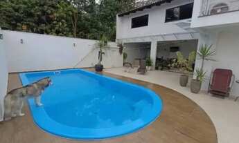 Imagem 3: Ampla casa com 4 suítes e 4 vagas de garage, piscina e área de festa espaçosa - Fazendinha