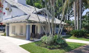 Imagem: Casa mobiliada com 4 suítes e piscina à