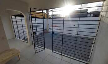 Imagem 2: Vende-se casa espaçosa em localização privilegiada!