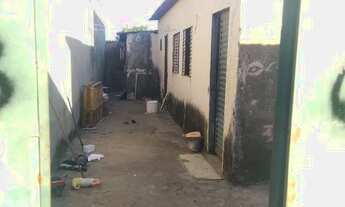 Imagem 2: Lote com três barracos