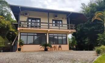 Imagem 2: Sobrado para venda possui 336 metros quadrados com 2 quartos em Glória - Joinville - SC