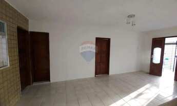 Imagem 6: Vende-se casa espaçosa em localização privilegiada!