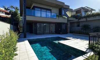 Imagem: Casa recém construída localizada no charmoso