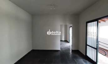 Imagem 4: Casa com 4 quartos sendo 1 suíte, disponível para locação no bairro Tocantins em Uberlândi