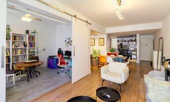 Imagem 5: Apartamento reformado, super bem localizado, com pé direito alto e lindos janelões!