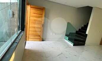 Imagem 2: Encantador Sobrado com 3 Dormitórios e 3 Suítes na Vila Carrão: Elegância e Conforto em Ca