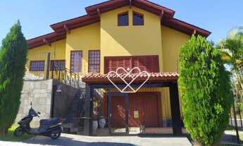 Imagem: Casa completa com piscina e salão de festas