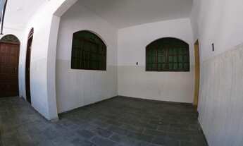 Imagem 2: Alugo Mª Ortiz casa térrea 2 quartos, copa, sol manhã, 1 vg, R$750,00 ótimo local!