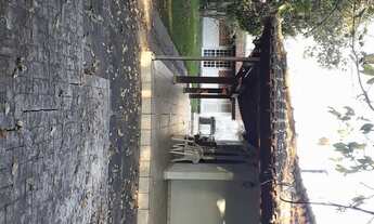 Imagem 4: Excelente casa em centro de terreno com piscina