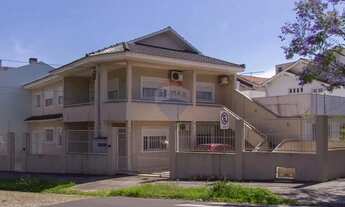 Imagem: Casa de esquina, com dois pisos, 5 dormitórios