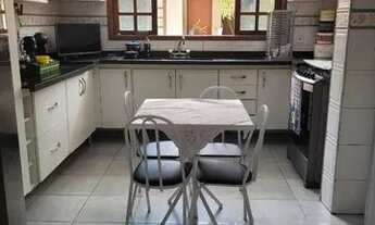 Imagem 2: Casa Ensolarada em Condomínio com 4 suítes, 6 banheiros e piscina