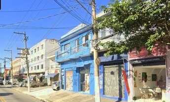 Imagem 6: Salão comercial com banheiro e porta de aço