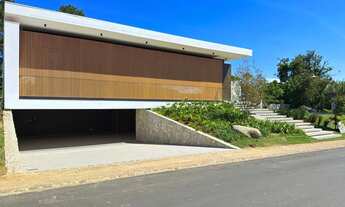 Imagem 3: A casa conta com 434m2 de área construída, mas com um aproveitamento total dos 1.012m2 do