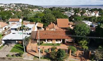 Imagem 7: Casa com 17 cômodos, 6 banheiros, e dezessete vagas para carros