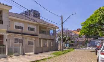 Imagem 3: Casa de esquina, com dois pisos, 5 dormitórios, 233m² privativos, 5 vagas no Bairro Vila I
