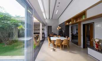 Imagem 2: Casa térrea mobiliada, com 210 m² privativos, 4 quartos, 3 suítes, varanda gourmet, gramad