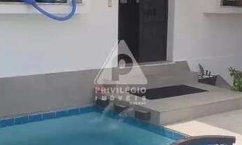 Imagem 3: Casa em Laranjeiras: 4 Quartos, Piscina e Vista Deslumbrante para a Floresta e o Mar