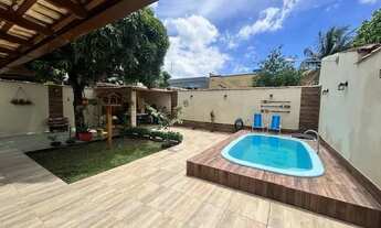 Imagem: Casa com três quartos, piscina, terreno