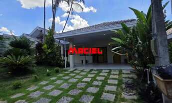 Imagem 2: Casa Exclusiva em Condomínio Fechado com Lazer Completo e Acabamentos de Destaque no Resid