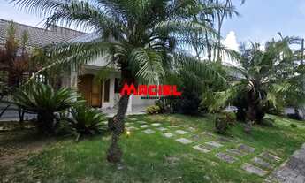 Imagem 4: Casa Exclusiva em Condomínio Fechado com Lazer Completo e Acabamentos de Destaque no Resid