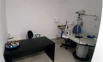 Imagem 4: Sala completamente mobiliada para oftalmologista com localização estratégica