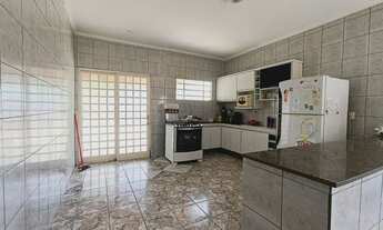 Imagem 2: Casa para venda possui 300 metros quadrados com 5 quartos em Lourival Parente - Teresina