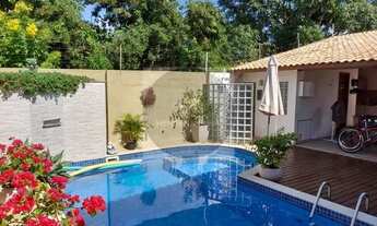 Imagem 2: Casa para venda possui 260 metros quadrados com 6 quartos em Centro - Curitiba - PR