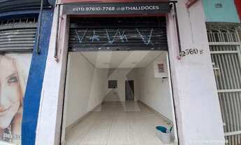 Imagem 7: Salão comercial com banheiro e porta de aço