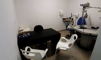 Imagem 5: Sala completamente mobiliada para oftalmologista com localização estratégica
