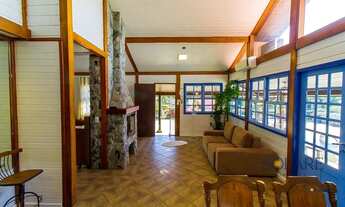 Imagem 2: Casa com 5 dormitórios (3 suítes) e 4 vagas de garagem no bairro Canasvieiras, em Florianó