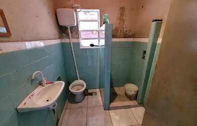 Imagem 3: Bento Ribeiro (Estrada Henrique de Melo) Casa frente de Rua Sala 2Qt Podendo Ampliar