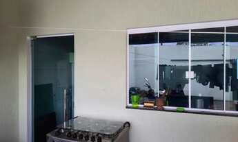 Imagem 3: Casa 2 quartos (1 suíte), portas e janelas em blindex, piso porcelanato, varanda ampla