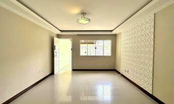 Imagem 7: Ótimo duplex três quartos sendo um suíte, frente para o nascente. Jardim Vitória Macaé RJ!