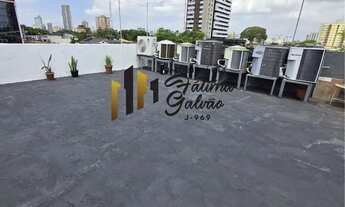 Imagem 4: Vendo Prédio De Três Andares No Marco