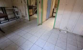 Imagem 2: Oportunidade! Casa simples de madeira para alugar em São Jose dos Pinhais. Casa bem antiga