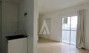 Imagem 2: Apartamento com dois quartos, cozinha com armários e uma vaga de estacionamento descoberta